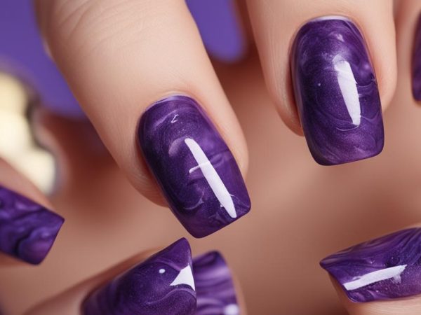 Paznokcie fioletowe jasne: Modny manicure na 2024 w kobiecych stylizacjach